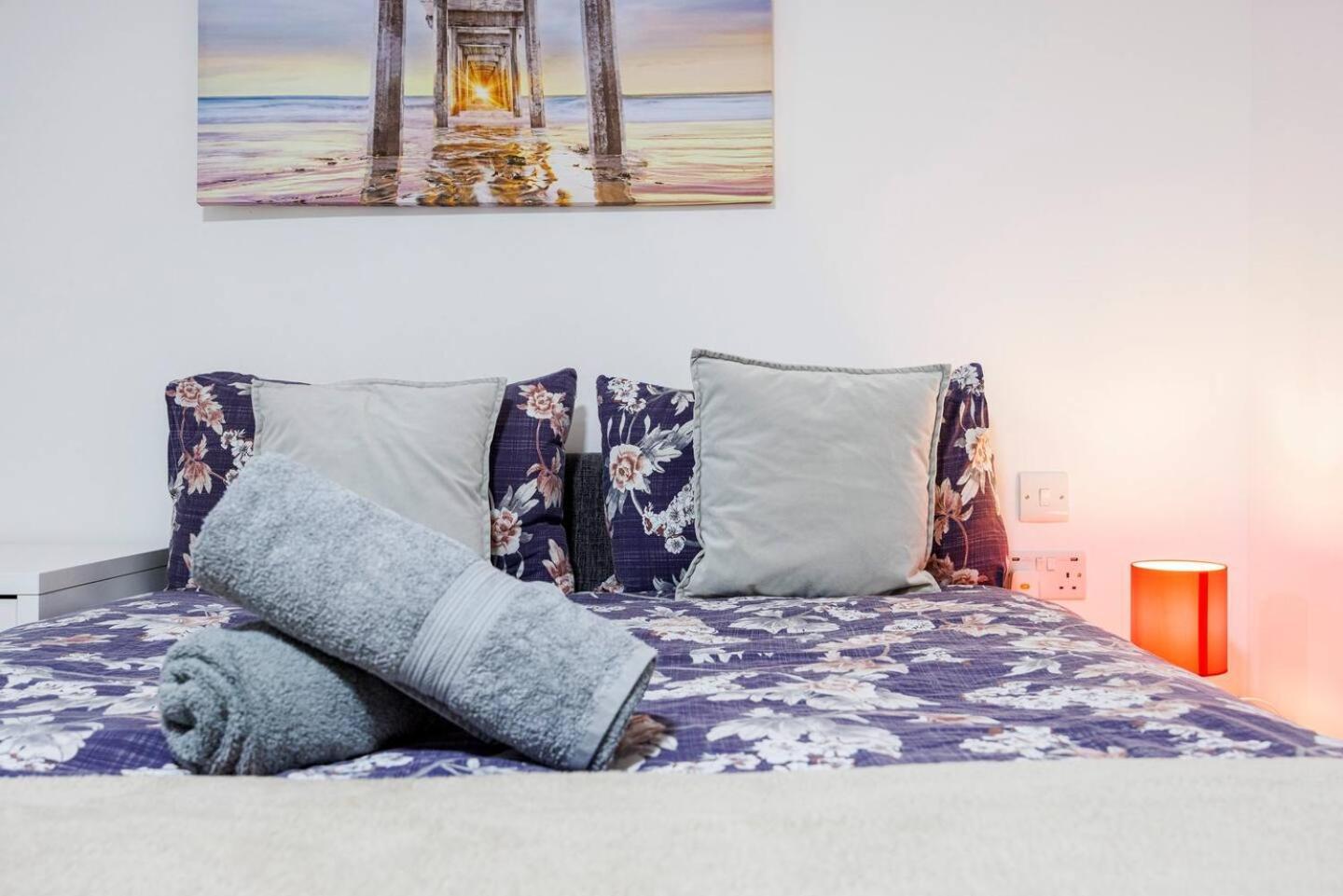 Three Bedroom 3 Bathroom In Kensington Apartment *