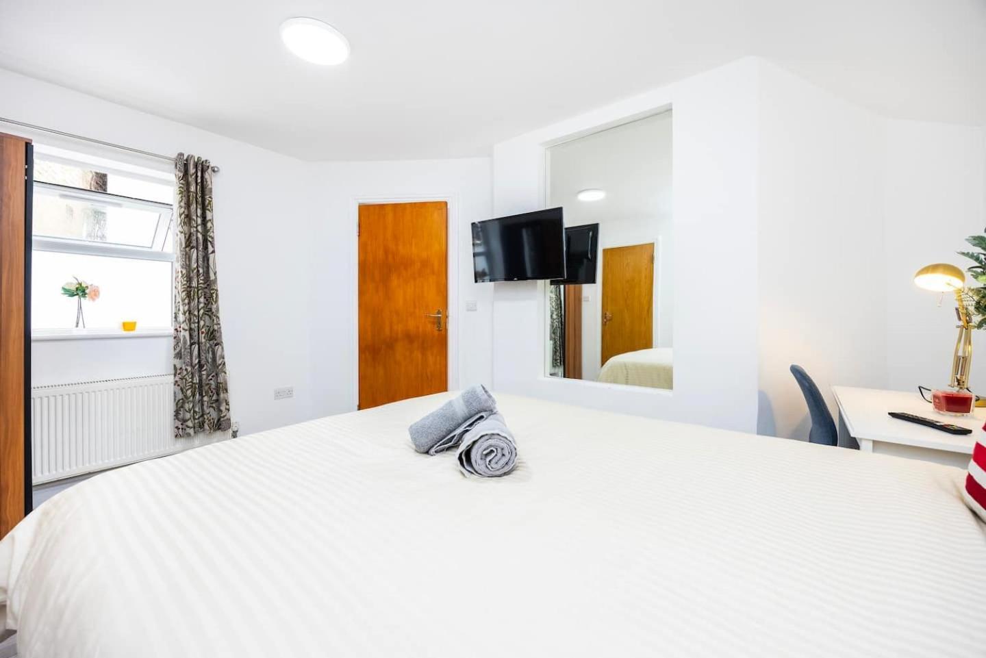 Three Bedroom 3 Bathroom In Kensington *