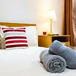 Three Bedroom 3 Bathroom Apartment In Kensington