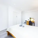 Three Bedroom 3 Bathroom Apartment In Kensington