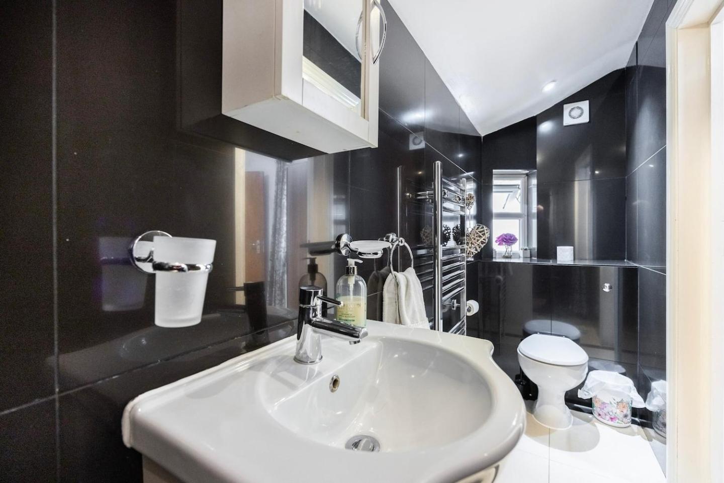 Three Bedroom 3 Bathroom In Kensington London