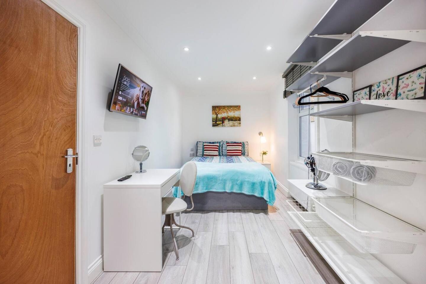 Three Bedroom 3 Bathroom In Kensington Apartment