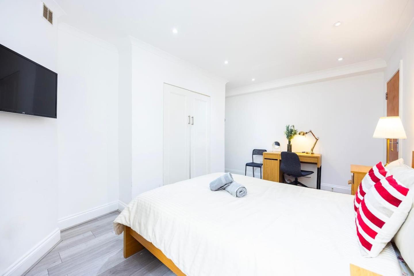 Three Bedroom 3 Bathroom In Kensington Apartment *