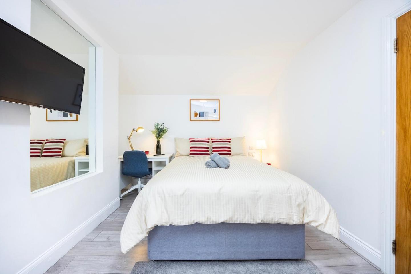 Three Bedroom 3 Bathroom In Kensington Apartment *