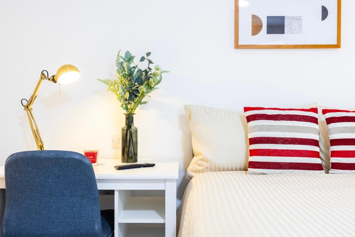 Three Bedroom 3 Bathroom In Kensington Apartment