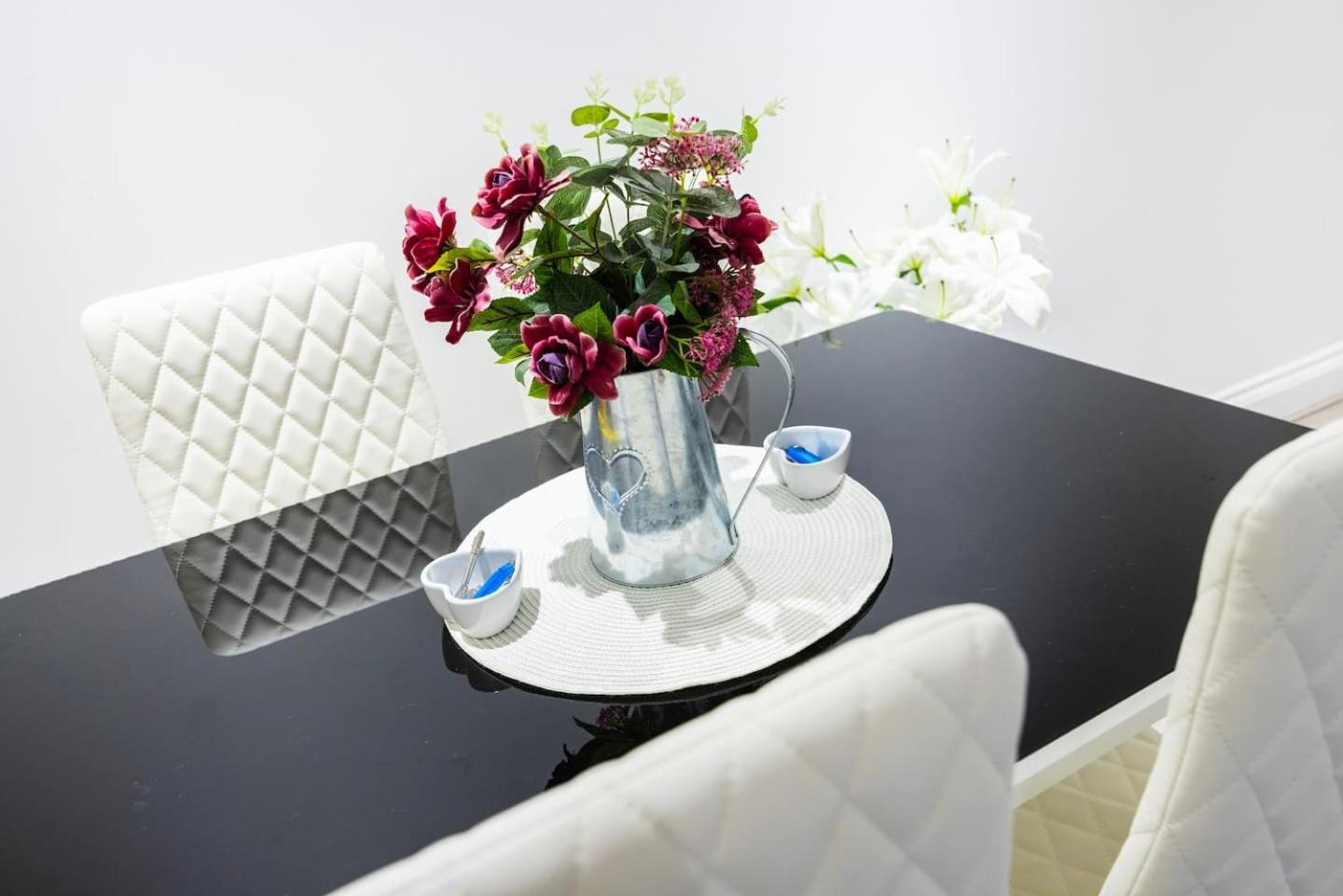 Three Bedroom 3 Bathroom In Kensington Apartment *