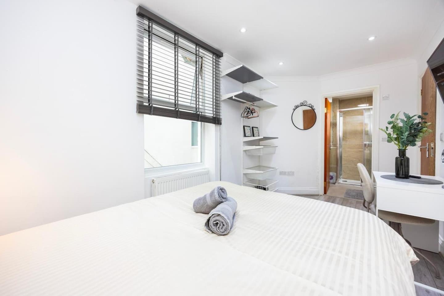 Apartment Three Bedroom 3 Bathroom In Kensington *