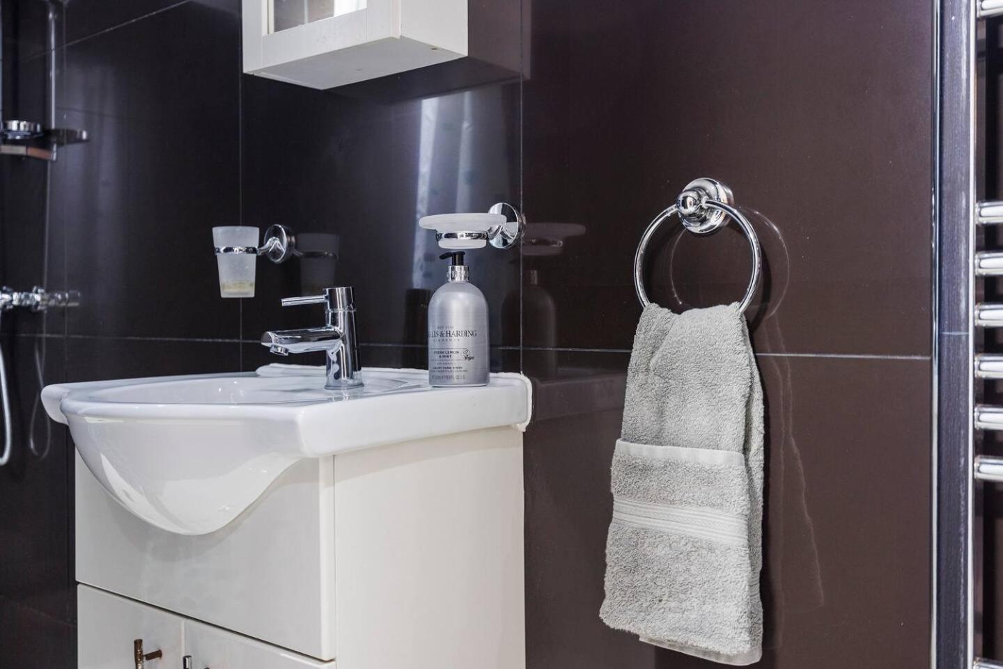 Three Bedroom 3 Bathroom In Kensington London