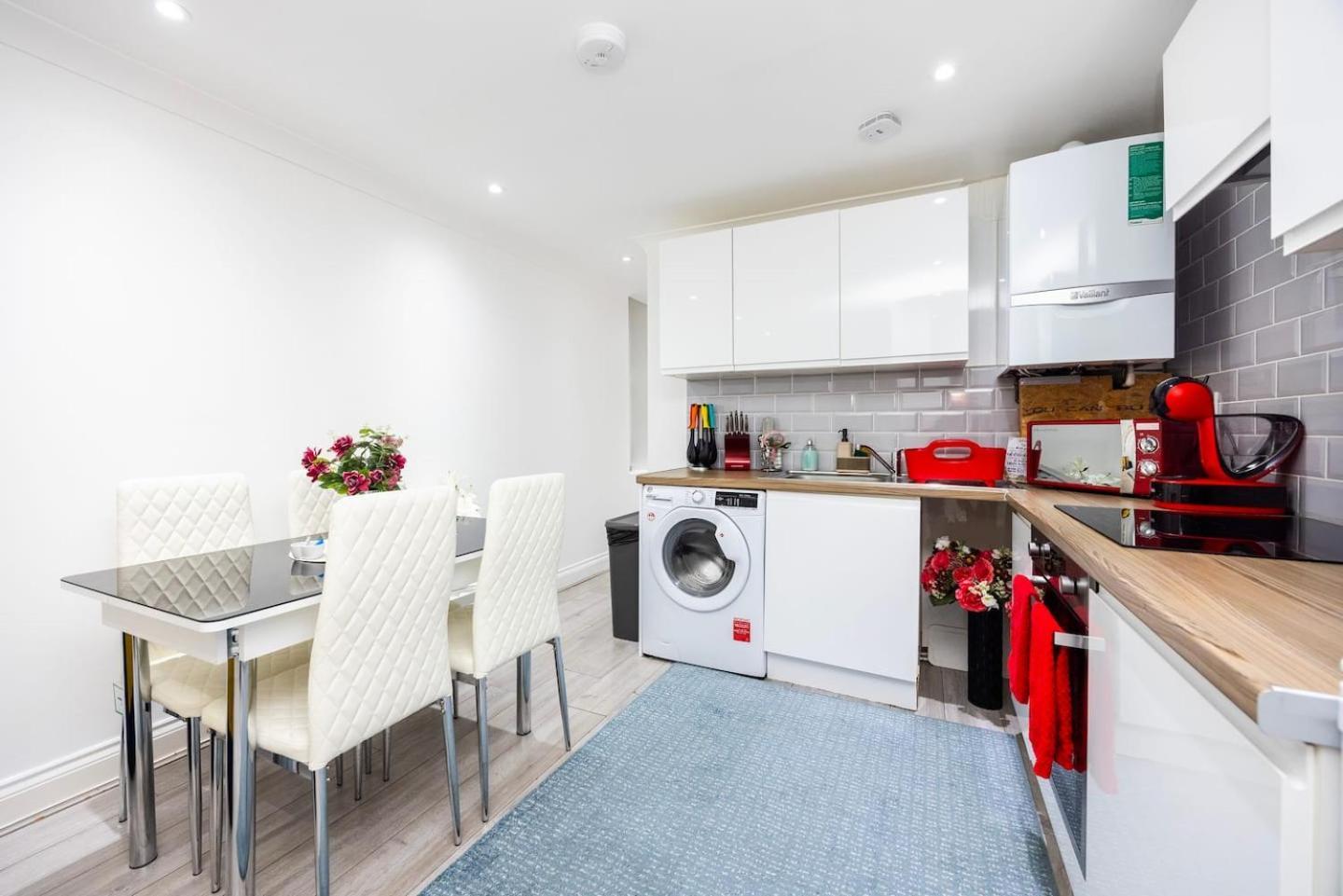 Three Bedroom 3 Bathroom In Kensington Apartment