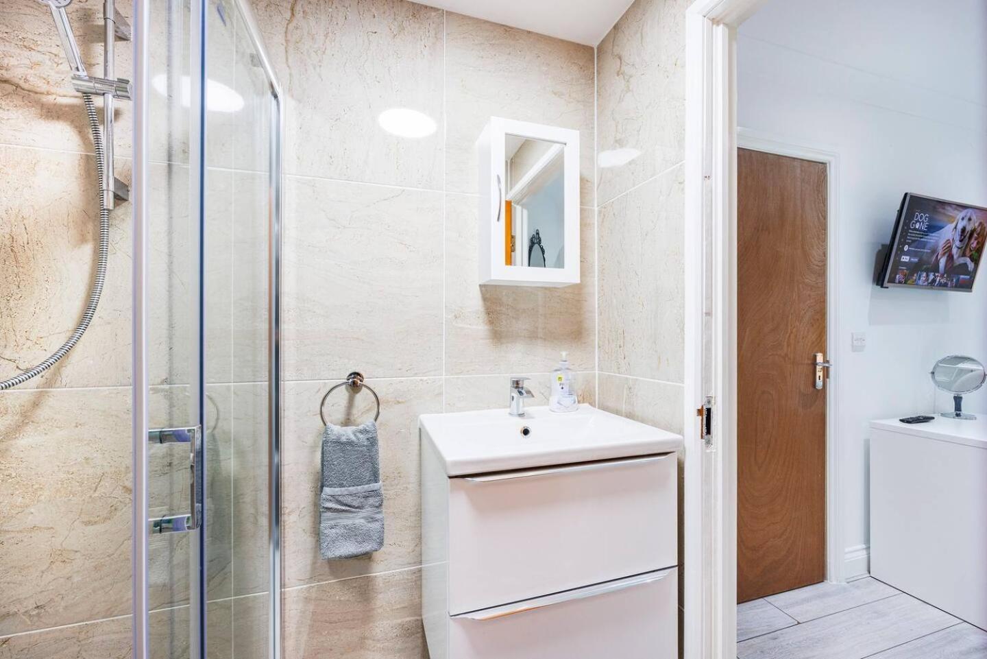 Three Bedroom 3 Bathroom In Kensington Apartment *