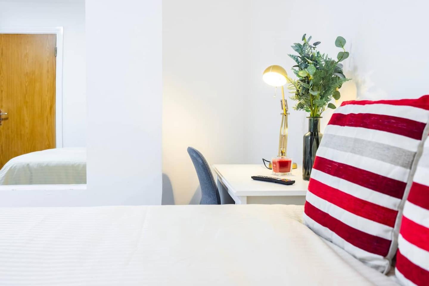 Three Bedroom 3 Bathroom In Kensington Apartment London