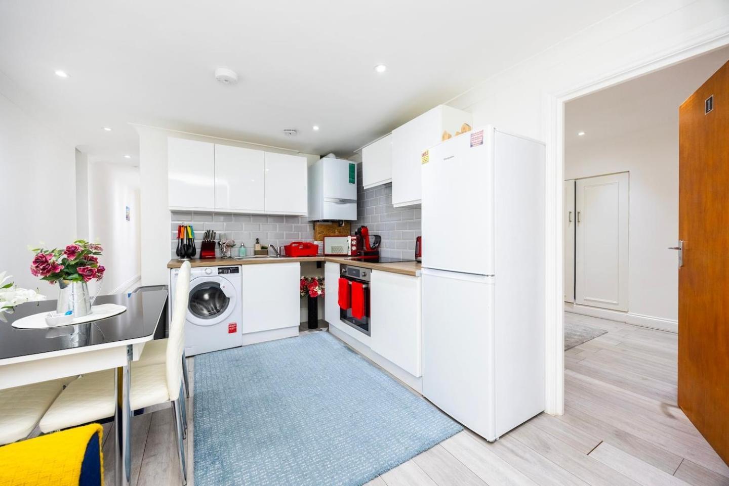 Three Bedroom 3 Bathroom In Kensington Apartment