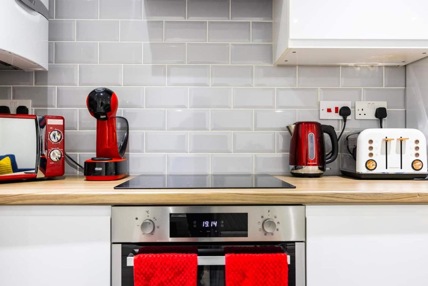 Three Bedroom 3 Bathroom In Kensington Apartment *
