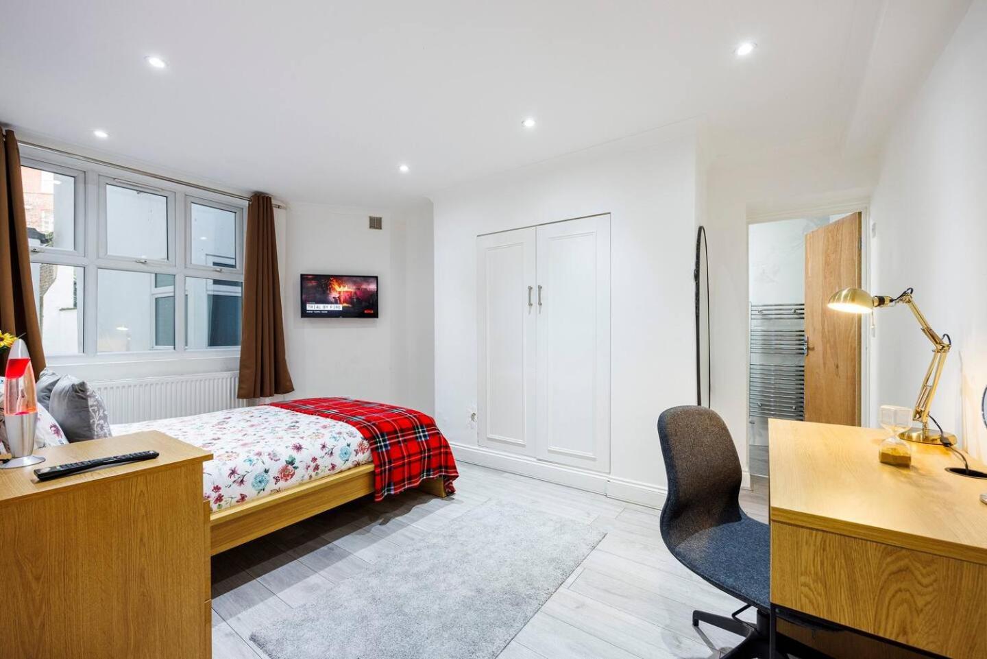 Three Bedroom 3 Bathroom In Kensington Apartment London