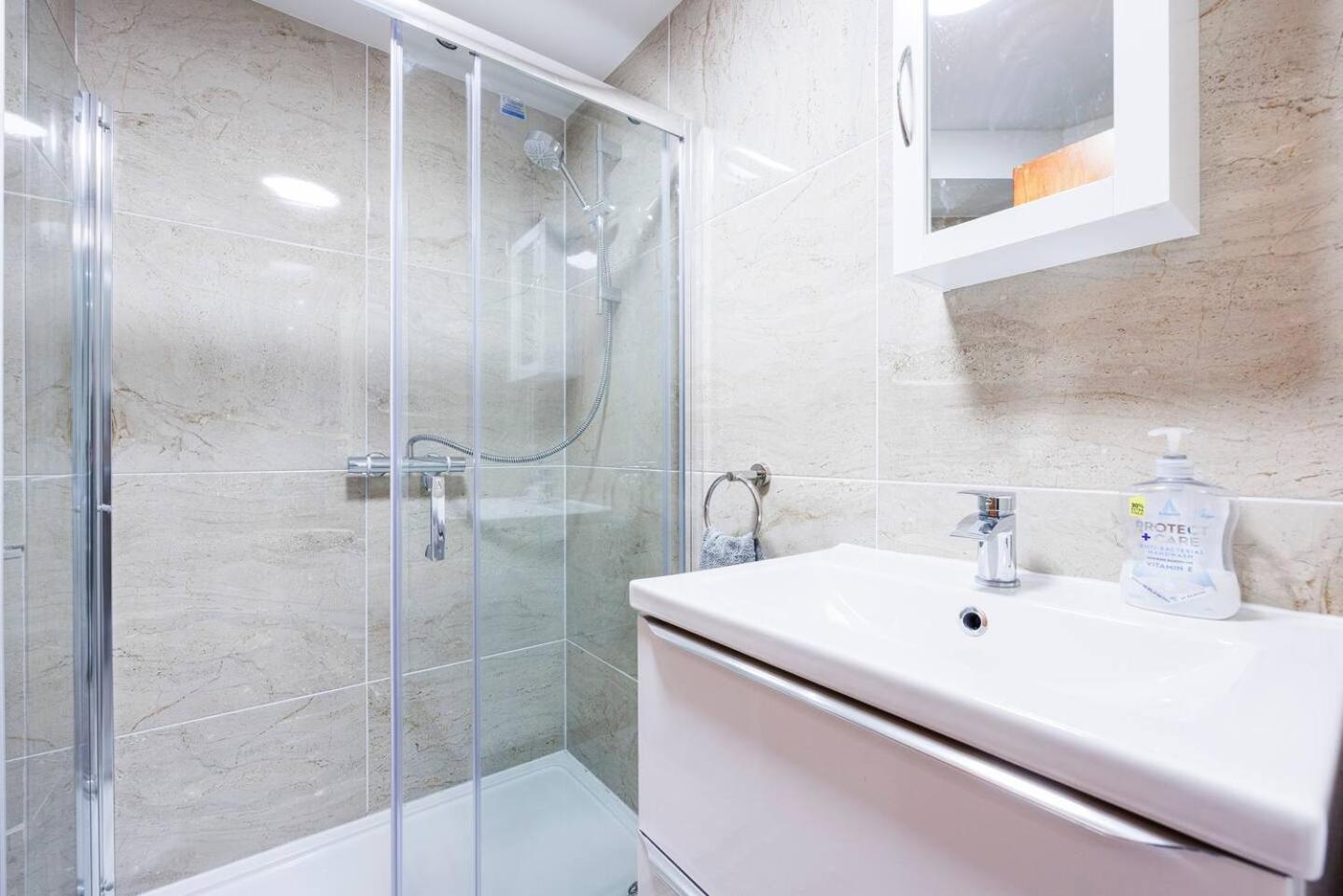 Apartment Three Bedroom 3 Bathroom In Kensington *
